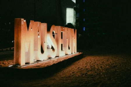 Светящаяся надпись "MUSEUM" в темноте