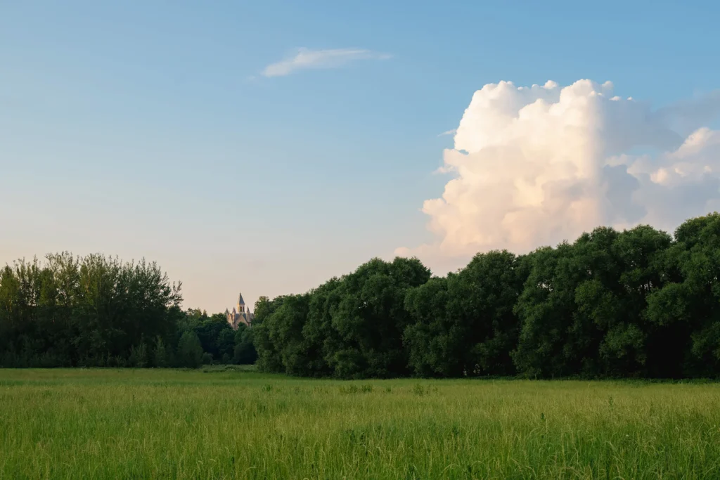 Вид на костел Божьего Тела с противоположного берега реки Усы, Богушевичи, Беларусь