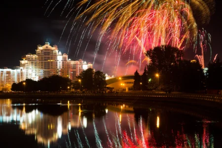 День независимости Беларуси 2024: как отметить праздник в Минске и недалеко от него Салют на День Независимости в Минске, Беларусь