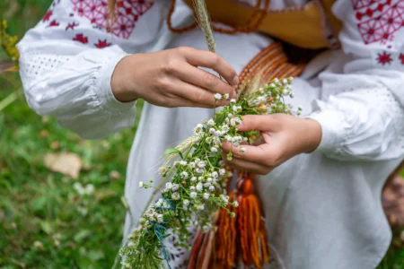 Девушка плетет венок на Купалье