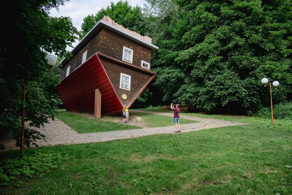 Перевернутый дом в "Дукорском маёнтке", Дукора, Беларусь