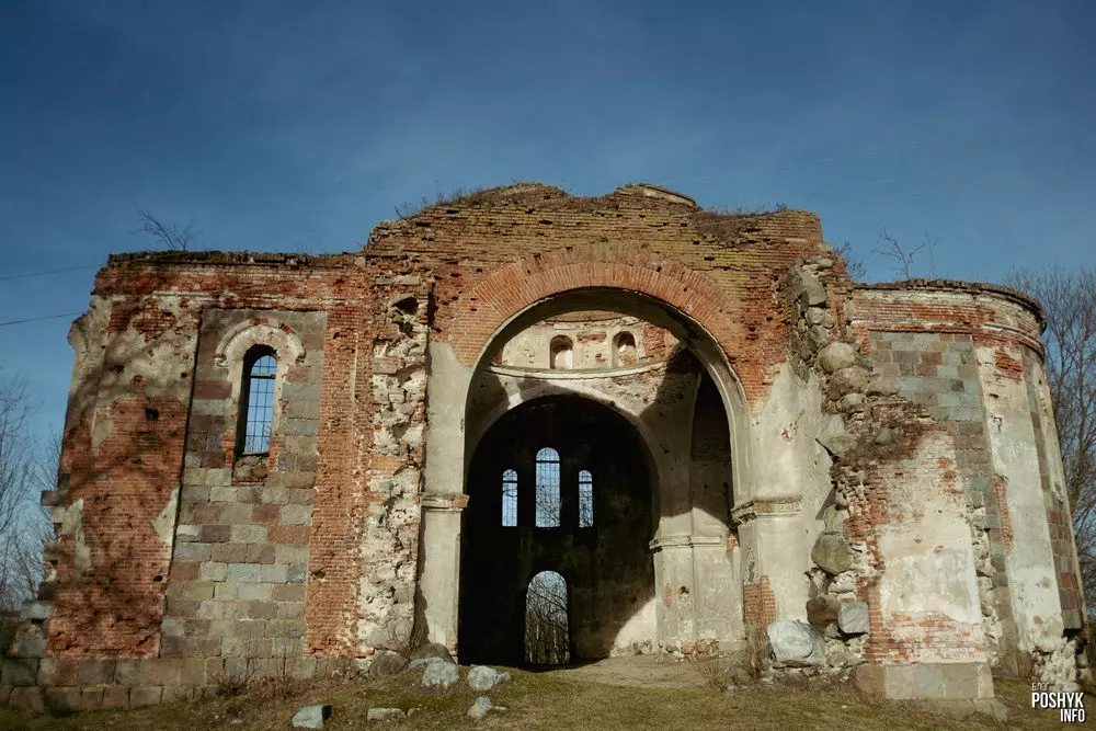 Троицкая церковь: живописные руины в Березовце