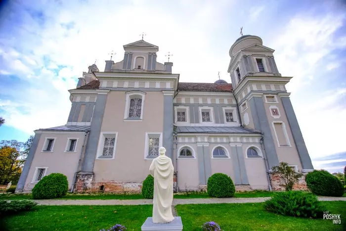 Великолепный памятник архитектуры в Лучае: костел Святого Тадеуша
